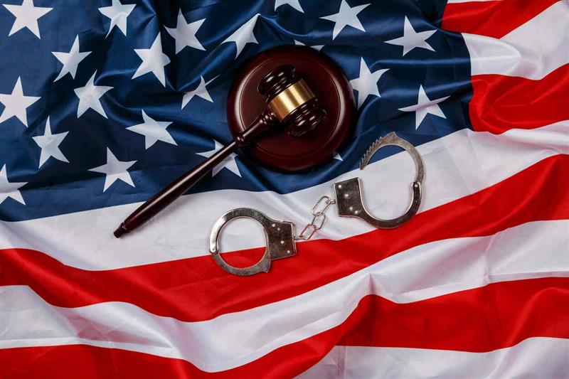 Criminal Defense Lawyer Fulton County american flag and gavel and handcuffs representing criminal defense lawyer fulton county.